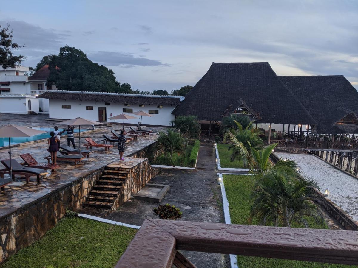 Amaan Ocean Hotel Kihinani Bububu Exteriör bild